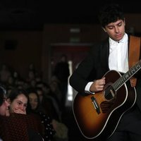 Alfred cantando en la presentación de su single en los Cines Verdi de Madrid