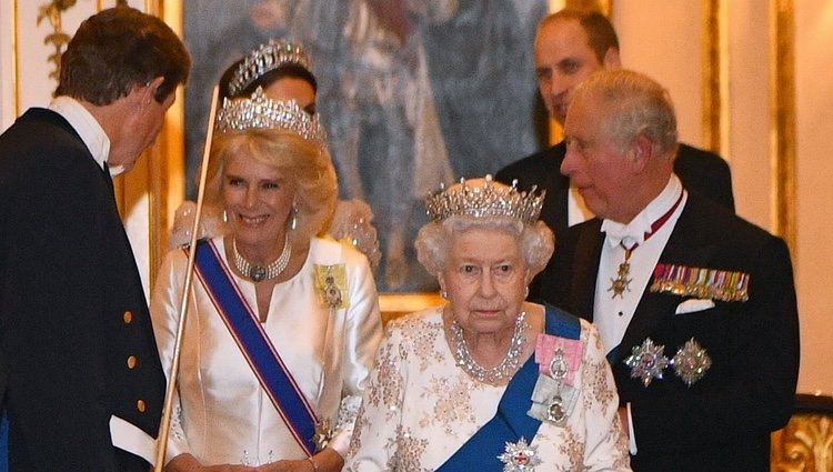 La Reina Isabel, el Príncipe Carlos, Camilla Parker y los Duques de Cambridge en la recepción al Cuerpo Diplomático