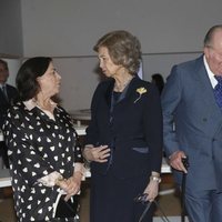 Los Reyes Juan Carlos y Sofía charlando animadamente con Lucía Méndez y Fernando Ónega