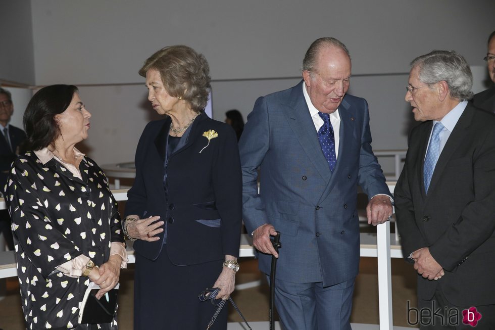 Los Reyes Juan Carlos y Sofía charlando animadamente con Lucía Méndez y Fernando Ónega