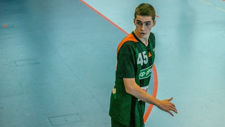 Pablo Urdangarin jugando un partido de balonmano en Hannover