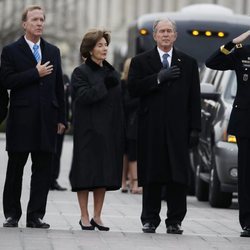 Familia Bush despidiendo a George W. H. Bush