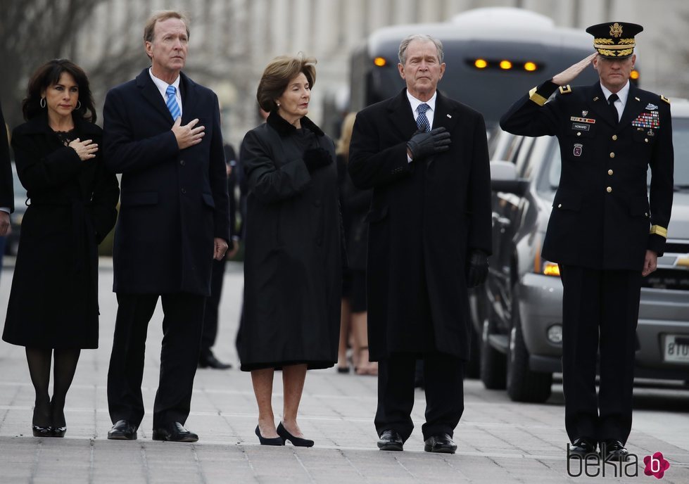 Familia Bush despidiendo a George W. H. Bush