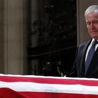 George W. Bush emocionado en el funeral de su padre