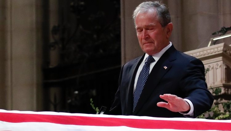 George W. Bush emocionado en el funeral de su padre