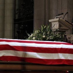 George W. Bush durante su discurso en el funeral de su padre