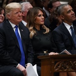 Donald y Melania Trump junto a Barack Obama en el funeral de George W. H. Bush