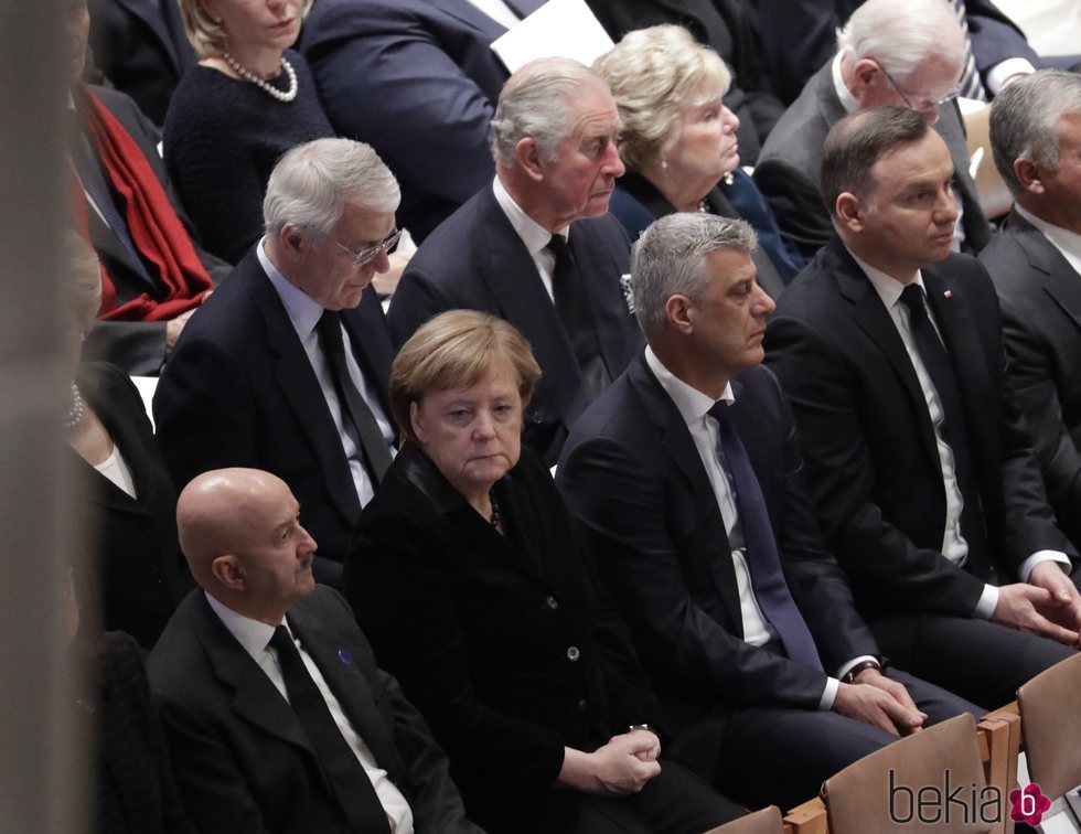 Príncipe Carlos de Inglaterra y Angela Merkel en el funeral de George W. H. Bush