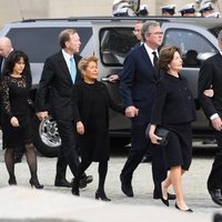 George W. Bush y Laura Bush llegando al funeral de George W. H. Bush