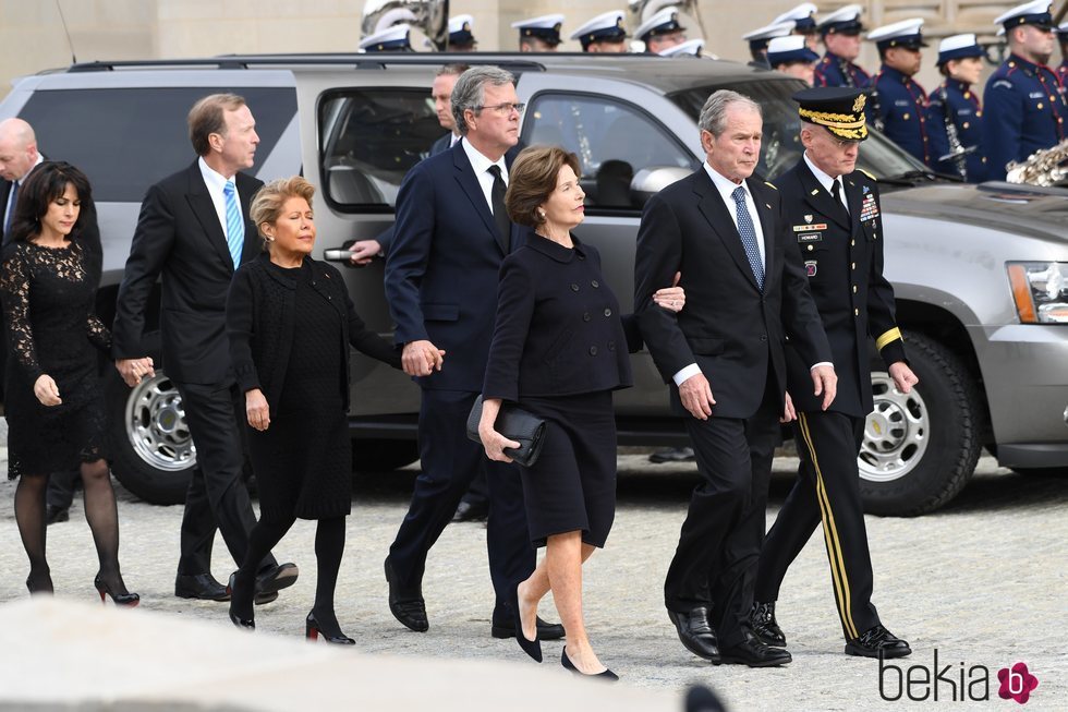 George W. Bush y Laura Bush llegando al funeral de George W. H. Bush