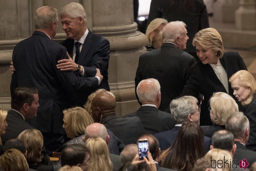 Bill Clinton y Hillary Clinton en el funeral de George W. H. Bush