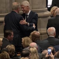 Bill Clinton y Hillary Clinton en el funeral de George W. H. Bush