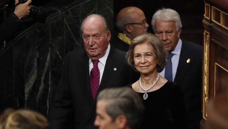 Los Reyes Juan Carlos y Sofía a su llegada al acto por el 40 aniversario de la Constitución