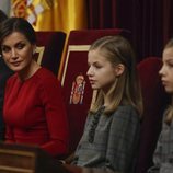 La Reina Letizia mira a la Princesa Leonor y la Infanta Sofía en el 40 aniversario de la Constitución