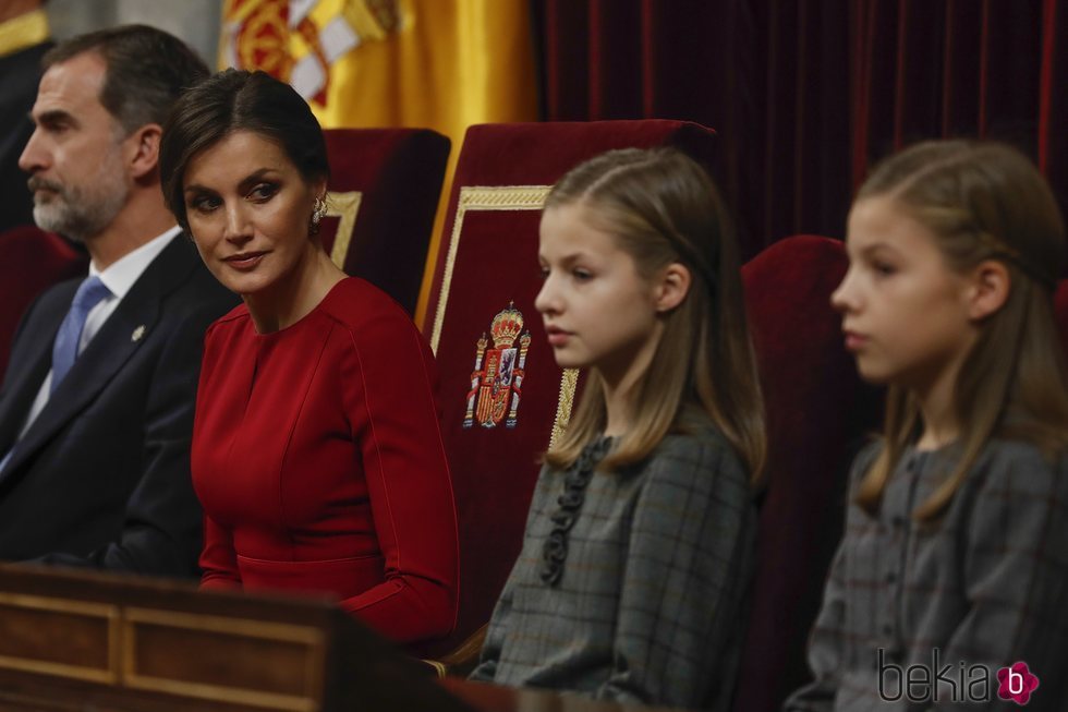 La Reina Letizia mira a la Princesa Leonor y la Infanta Sofía en el 40 aniversario de la Constitución