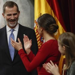 La Reina Letizia y la Princesa Leonor aplauden al Rey Felipe en el 40 aniversario de la Constitución