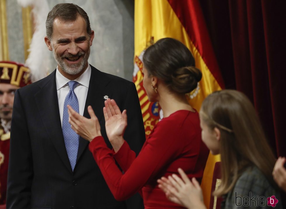 La Reina Letizia y la Princesa Leonor aplauden al Rey Felipe en el 40 aniversario de la Constitución