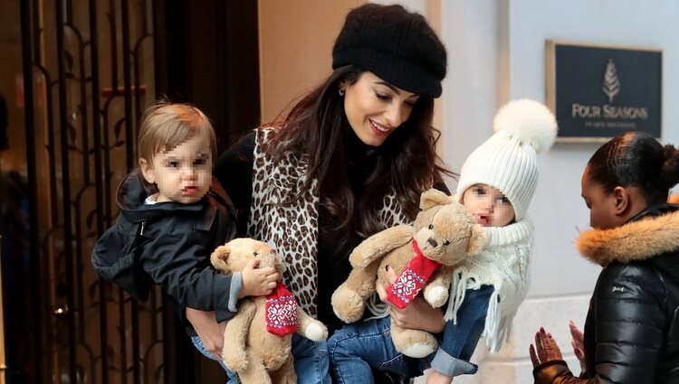 Amal Clooney con sus hijos Alexander y Ella en Nueva York