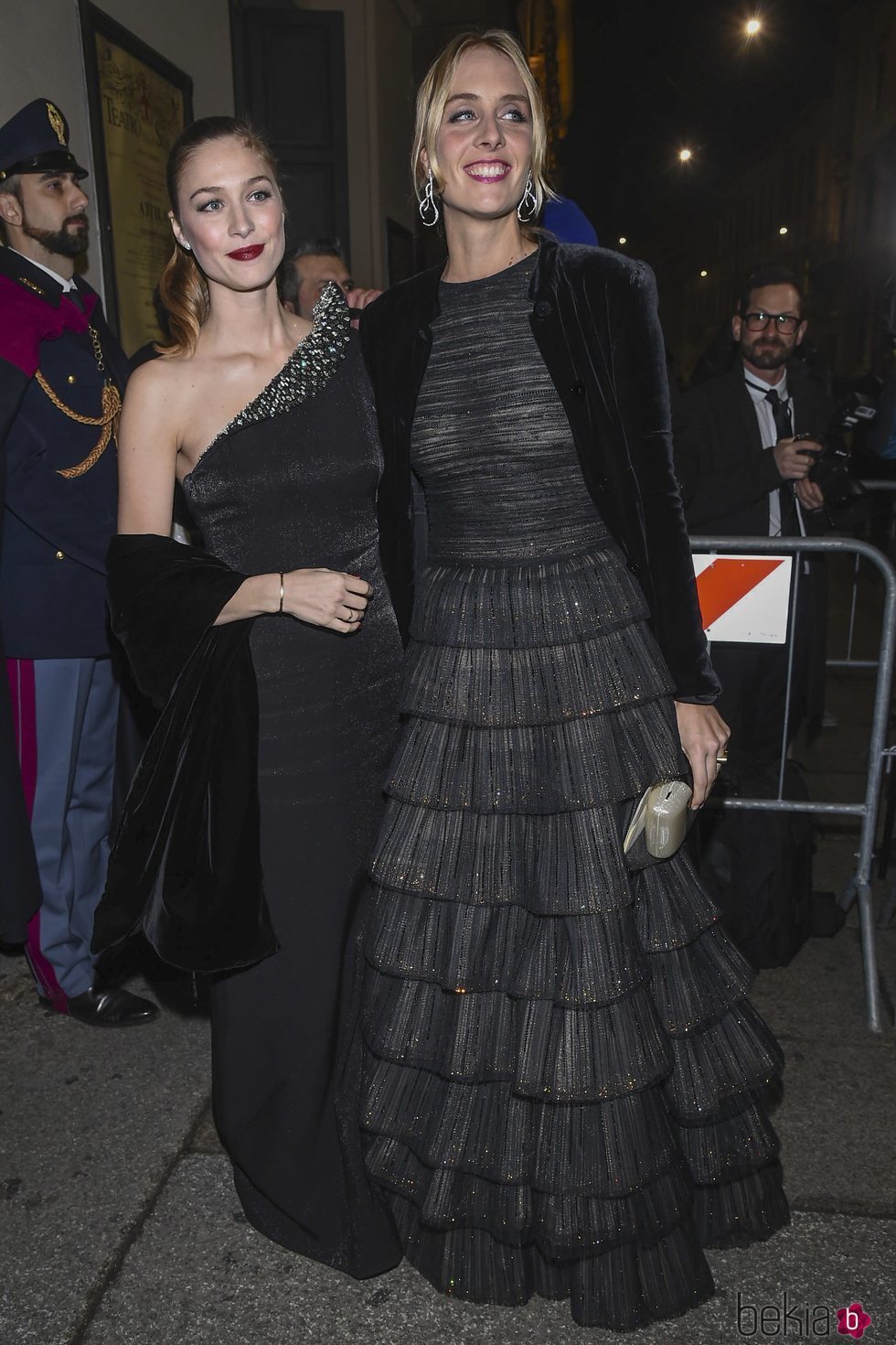 Beatrice Borromeo y su hermana Matilde Borromeo en el Teatro la Scala de Milán