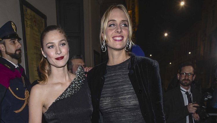 Beatrice Borromeo y su hermana Matilde Borromeo en el Teatro la Scala de Milán