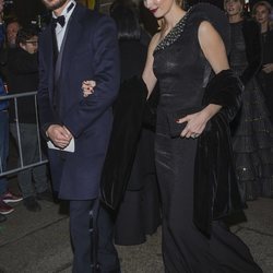 Pierre Casiraghi y Beatrice Borromeo llegando al Teatro de la Scala de Milán