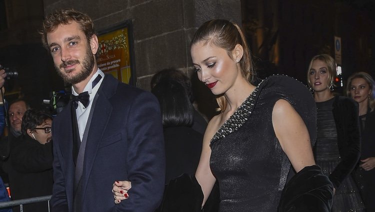 Pierre Casiraghi y Beatrice Borromeo llegando al Teatro de la Scala de Milán