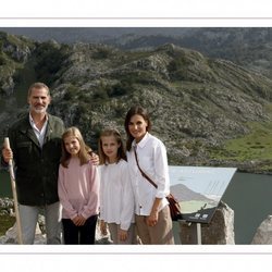 Los Reyes Felipe y Letizia, la Princesa Leonor y la Infanta Sofía en la postal de Navidad 2018