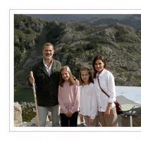 Los Reyes Felipe y Letizia, la Princesa Leonor y la Infanta Sofía en la postal de Navidad 2018