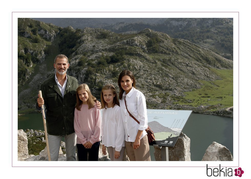 Los Reyes Felipe y Letizia, la Princesa Leonor y la Infanta Sofía en la postal de Navidad 2018