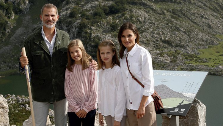 Los Reyes Felipe y Letizia, la Princesa Leonor y la Infanta Sofía en la postal de Navidad 2018