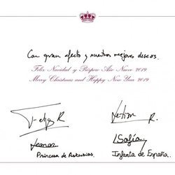 Los Reyes Felipe y Letizia, la Princesa Leonor y la Infanta Sofía firmando la postal de Navidad 2018