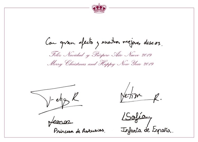 Los Reyes Felipe y Letizia, la Princesa Leonor y la Infanta Sofía firmando la postal de Navidad 2018