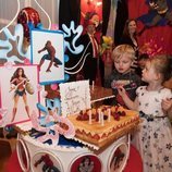 Jacques y Gabriella de Mónaco con su tarta de cumpleaños de superhéroes