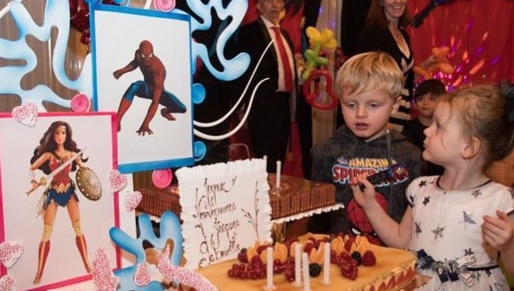 Jacques y Gabriella de Mónaco con su tarta de cumpleaños de superhéroes