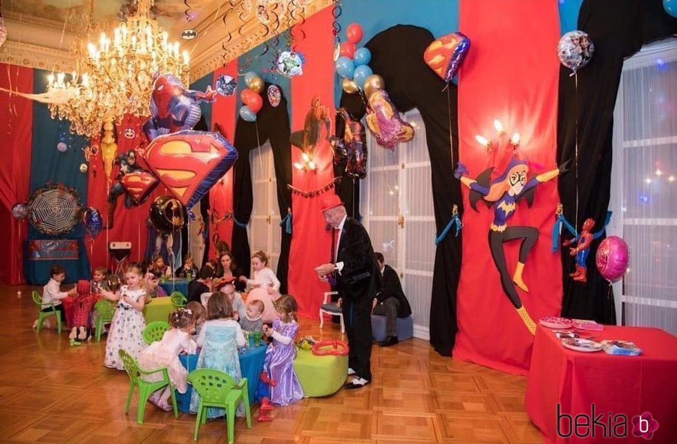 Jacques y Gabriella de Mónaco en la fiesta de superhéroes por su 4 cumpleaños