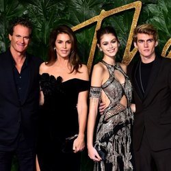 Rande Gerber, Cindy Crawford, Kaia y Presley Gerber en los British Fashion Awards 2018