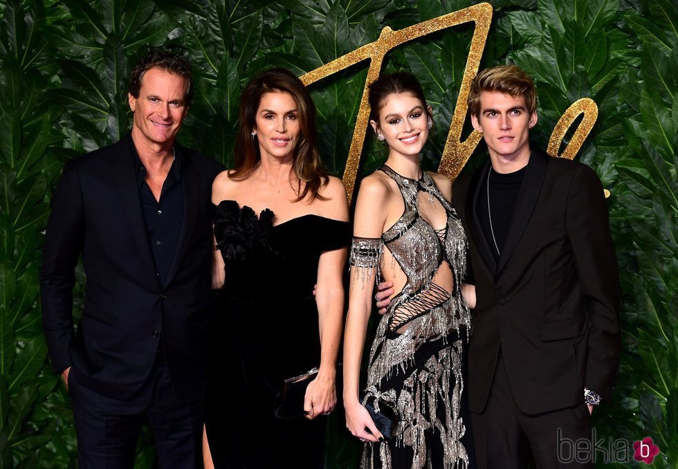 Rande Gerber, Cindy Crawford, Kaia y Presley Gerber en los British Fashion Awards 2018