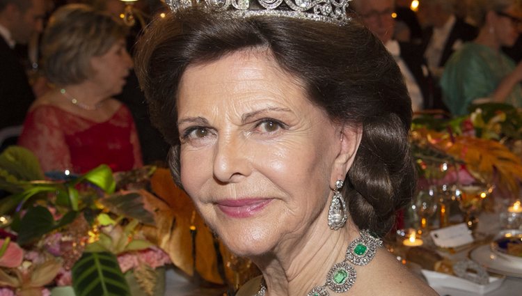 Primer plano de la Reina Silvia de Suecia en los Premios Nobel 2018