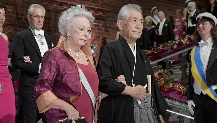 La Princesa Cristina de Suecia con uno de los galardonados en los Premios Nobel 2018