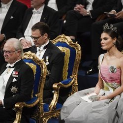 El Rey Carlos Gustavo de Suecia y los Príncipes Victoria y Daniel en los Premios Nobel 2018