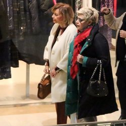 María Teresa Campos y Terelu Campos de compras navideñas tras una revisión