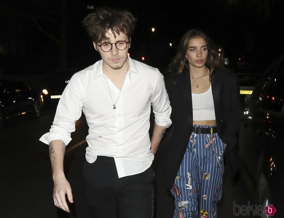 Brooklyn Beckham y Hana Cross después de los Fashion Award 2018