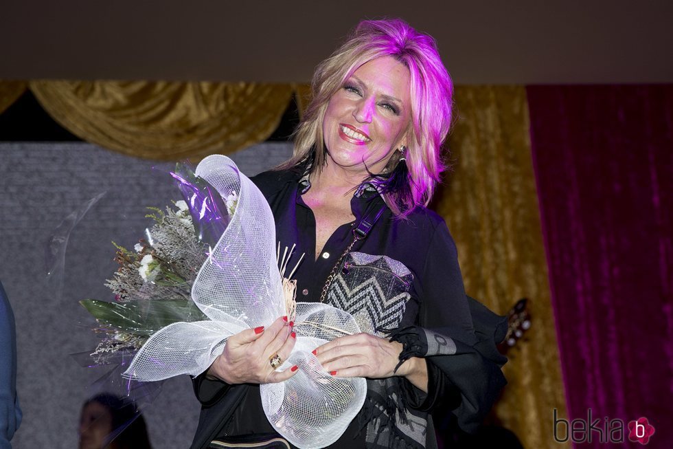 Lydia Lozano con un ramo de flores en la fiesta de Navidad de 'Sálvame'