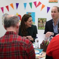 Los Duques de Cambridge participando en un taller de artesanía