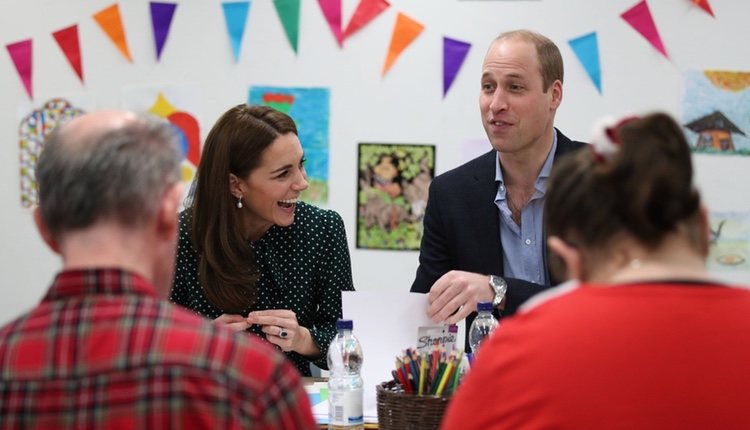 Los Duques de Cambridge participando en un taller de artesanía