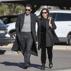 Miguel Ángel Silvestre arropado por Belén López tras la muerte de su padre