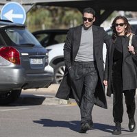 Miguel Ángel Silvestre arropado por Belén López tras la muerte de su padre