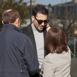 Miguel Ángel Silvestre recibiendo el apoyo de los suyos tras la muerte de su padre