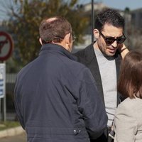 Miguel Ángel Silvestre recibiendo el apoyo de los suyos tras la muerte de su padre