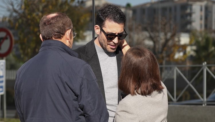 Miguel Ángel Silvestre recibiendo el apoyo de los suyos tras la muerte de su padre